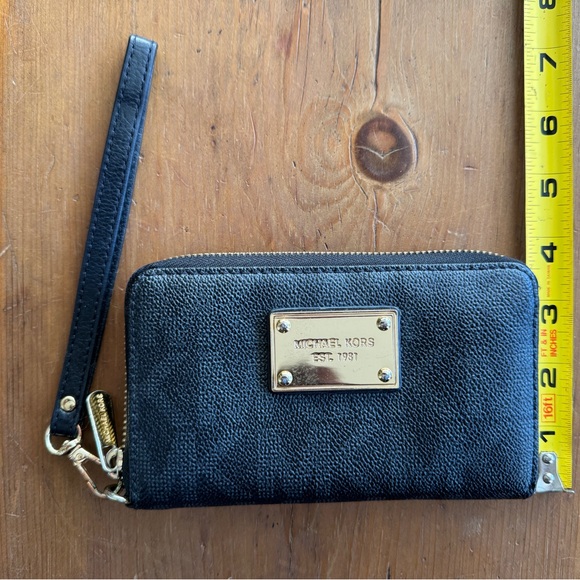 Michael Kors Wristlet Wallet Women. Great condition. Black with dark brown. - Picture 4 of 11